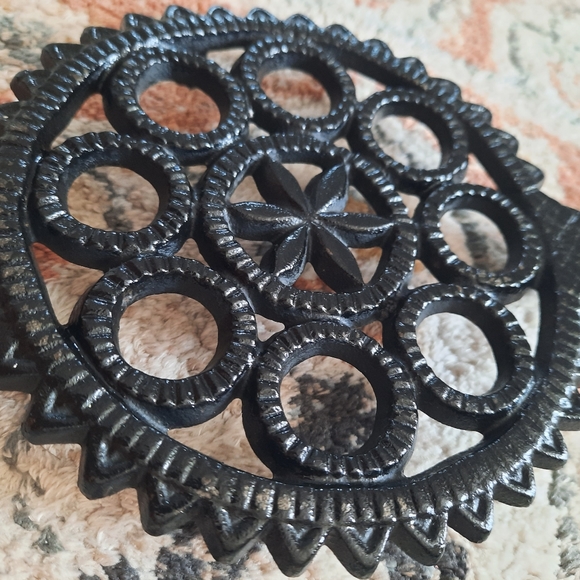 John Wright cast iron round trivet. - Picture 4 of 7